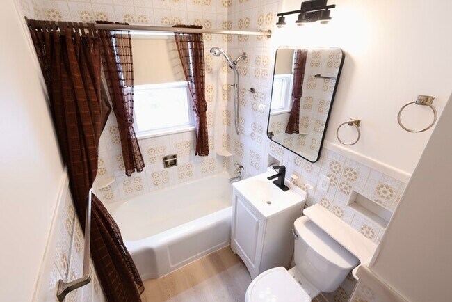 Building Photo - 774 E Archwood Ave