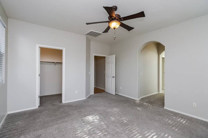 Building Photo - 1303 E Julian Dr