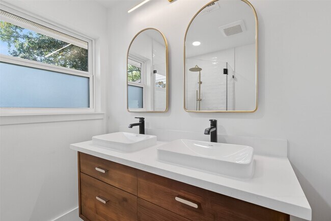 Building Photo - 9770 Cedardale Dr