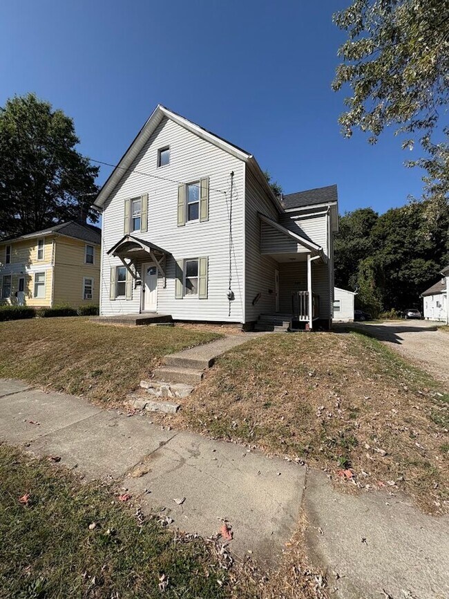 Building Photo - 686 Sumner St