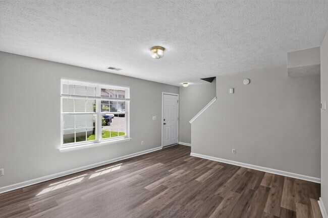 Building Photo - 3 Bedroom End Unit Townhouse