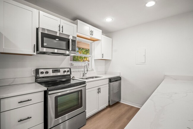 Building Photo - Fully Renovated 3 Beds 2 baths condo off M...