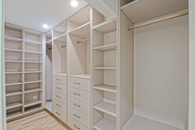 Building Photo - Completely Remodeled, Custom 3BR2BA Home w/ Spacious Floorplan, Amazing Indoor/Outdoor Space, Gat...