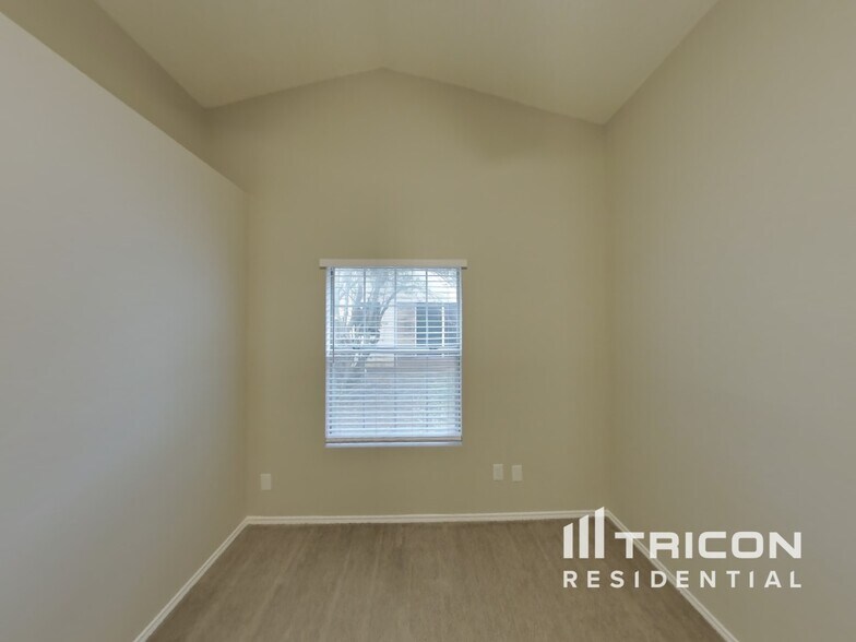 Building Photo - 2628 Dahlia Dr