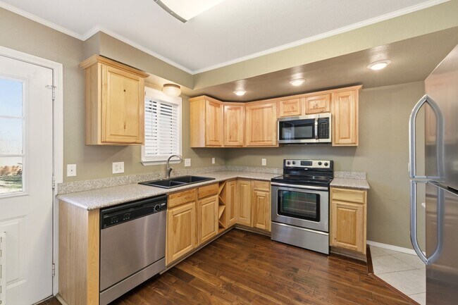 Building Photo - PRICE DROP! 3 Bedroom 2 Bathroom House Wit...