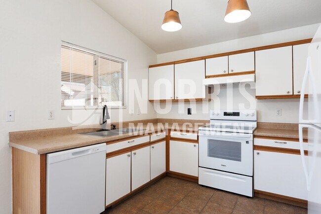 Building Photo - Great Home Located in Town with a Pool