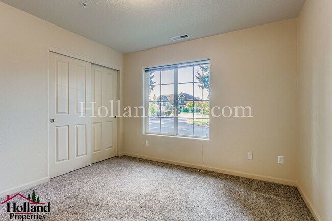 Building Photo - Lovely 3-Level Townhouse in great Hillsbor...