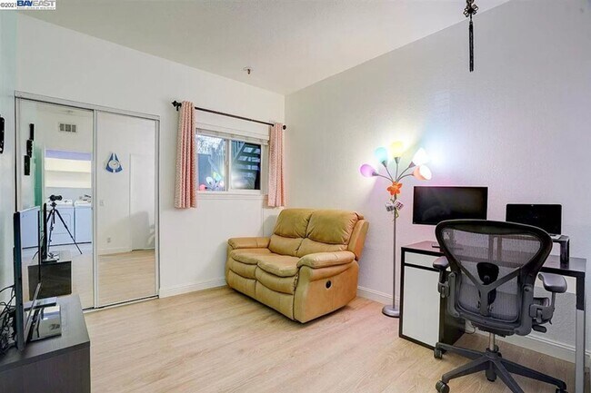 Building Photo - $2990 / 2 BR - GORGEOUS MEADOWBROOK CONDO ...