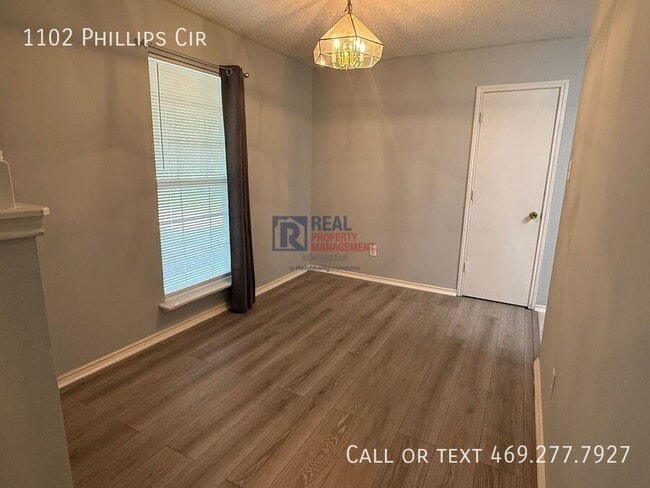 Building Photo - 1102 Phillips Cir