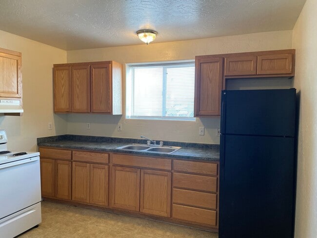Building Photo - Cute 2 Bedroom 1 Bath Apartment-Centarlly ...