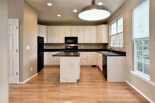 Building Photo - Convenient Townhome