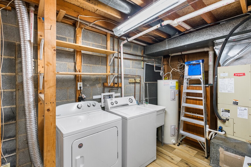 Laundry room - 19136 Willow Spring Dr