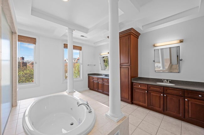 Building Photo - 1813 Admiral Ct