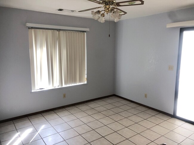 Building Photo - Clean 2 bedroom Near Freeway!