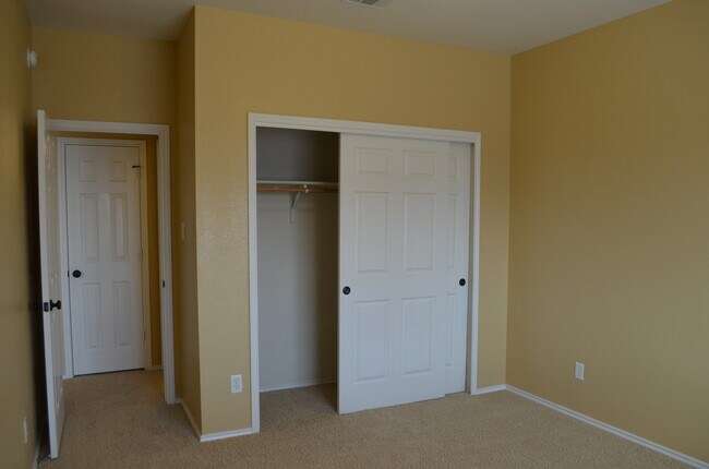 Building Photo - HUGE 5 BEDROOM HOME IN SAVANNAH HEIGHTS!