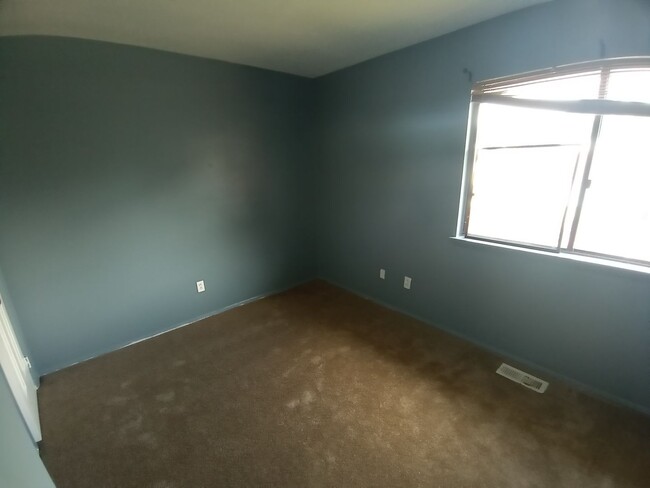 Building Photo - 3 bedroom, 2.5 bath single family home in ...