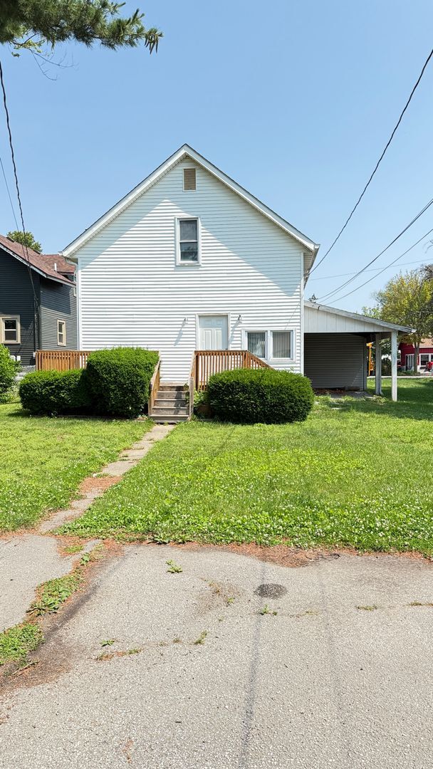 Building Photo - SPACIOUS...3 Bedroom 1 Bath