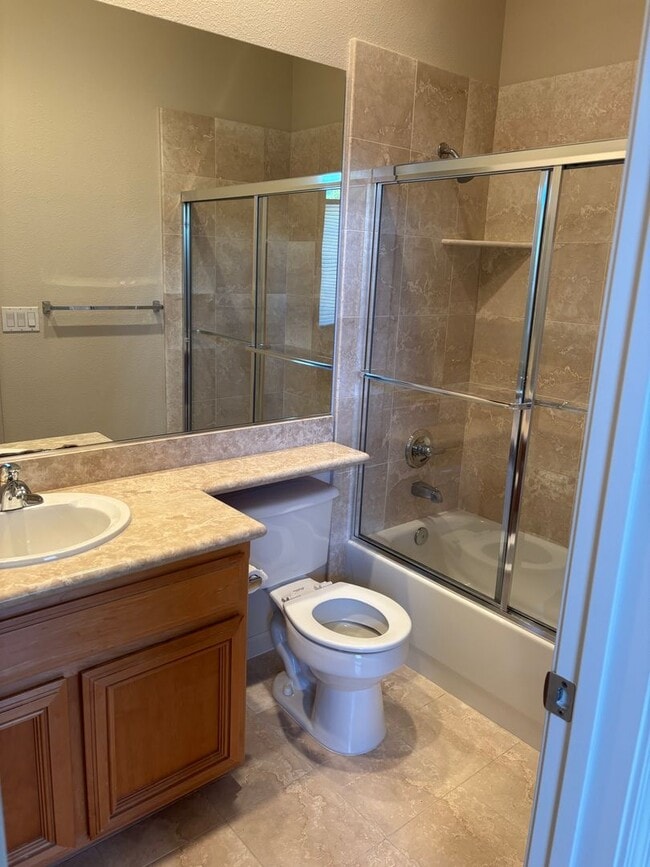 Building Photo - Spacious 3 to 4 Bedroom, 4-Bath Home in Pr...