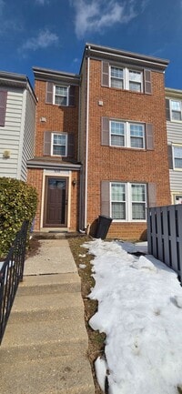 Building Photo - 3 Level Townhome Located in Silver Spring