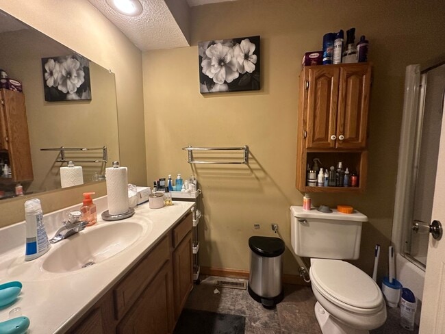 Building Photo - 2 bedroom 2 bath home west side springfiel...