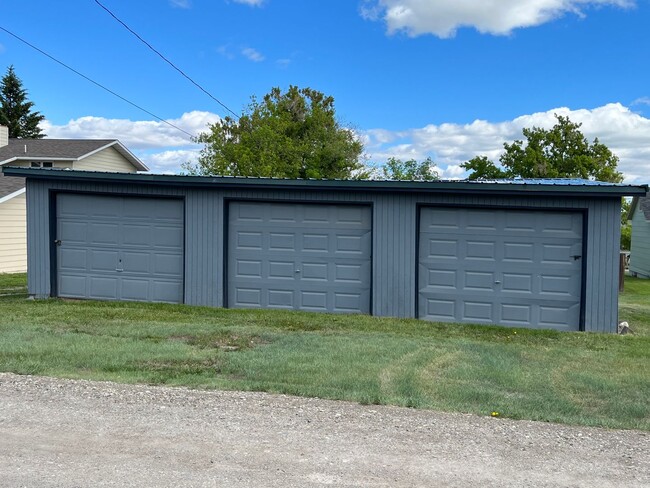 Building Photo - Two Bedroom Home, Detached Garage