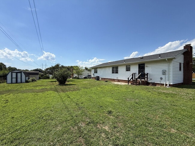 Building Photo - 1804 Sherwood Dr