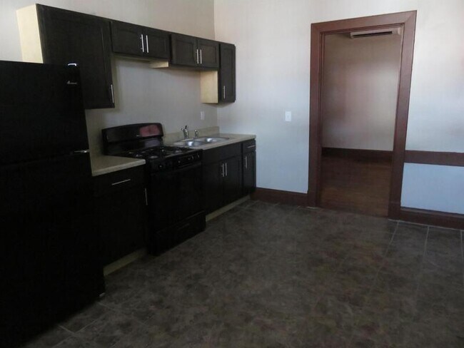 Building Photo - 604 W 3rd St