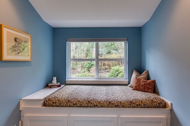 Building Photo - Beautiful Bainbridge Home