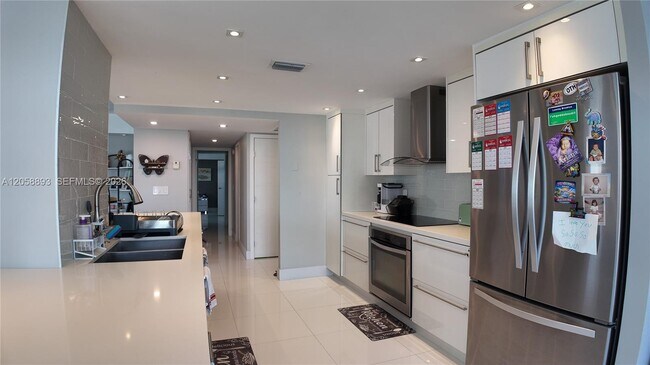 Building Photo - 2049 S Ocean Dr