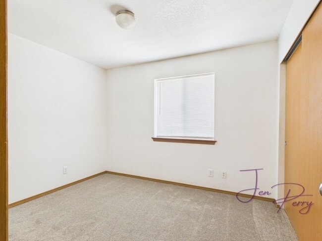 Building Photo - 5747 Fallbrook Ln