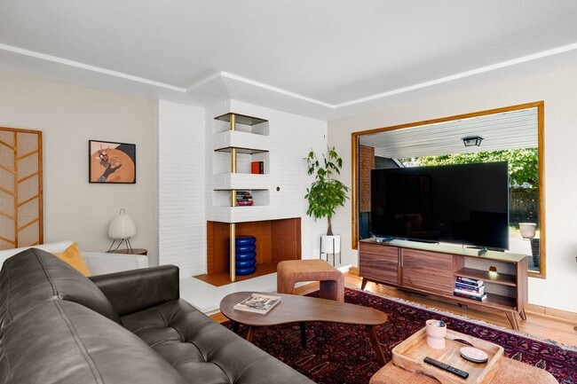 Building Photo - Mid-Century Classic! 3bd/3ba 2700 sf Short Term- FULLY FURNISHED!