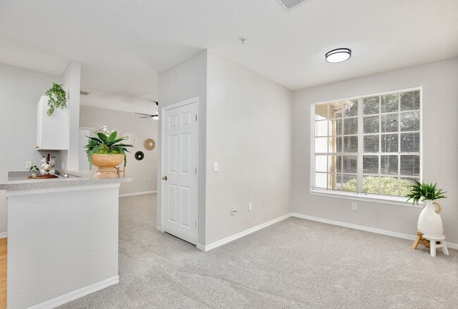 Building Photo - Crescent Place 26-100