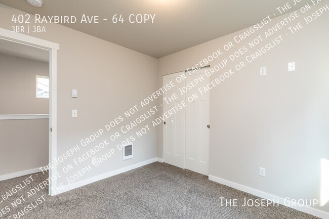 Building Photo - 402 Raybird Ave