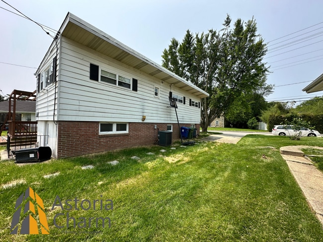 Building Photo - Spacious 4 Bedroom + Den Home with Private...