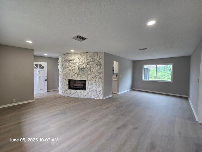 Building Photo - 427 SE Galleon Ln