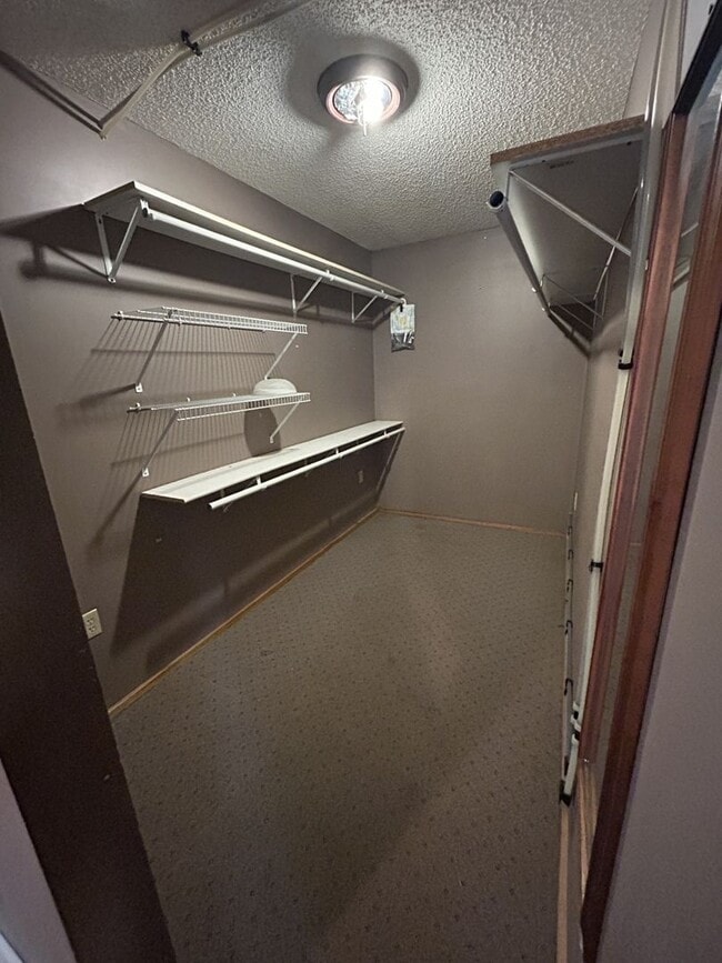 Building Photo - 1 bedrooms, 2 bathrooms. 2,000 sq ft home in a quiet country setting with large yard.