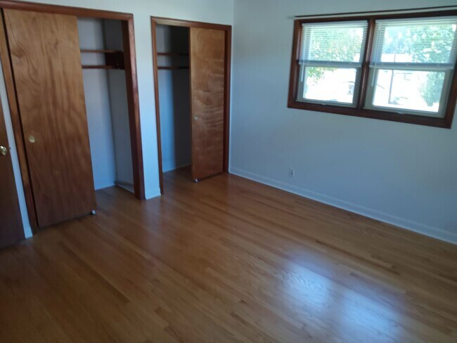 Building Photo - 3 Bedroom / 2 Bath Brick Ranch Home Kingsp...