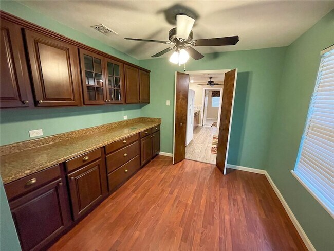 Building Photo - 1714 Crescent Dr