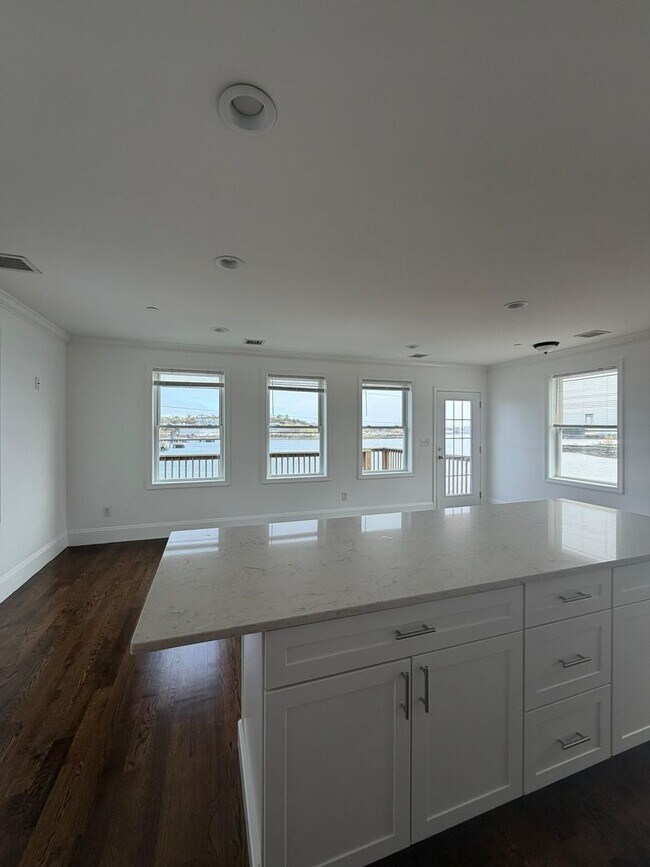 Building Photo - 375 Crescent Ave
