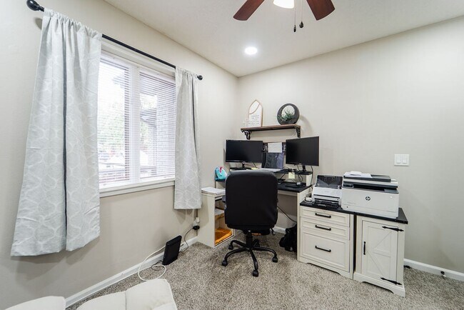 Building Photo - Charming 4 bedroom, 3 bathroom with lots of outdoor living space.