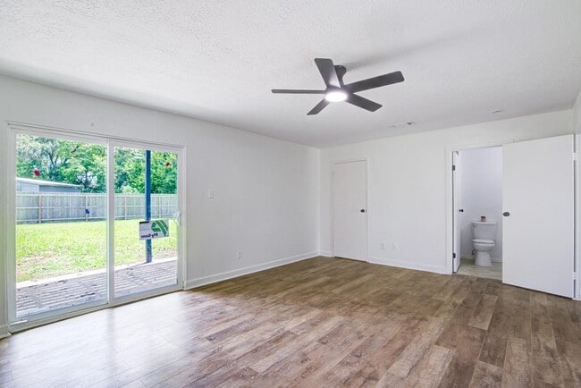 Building Photo - 402 Tresvant Dr