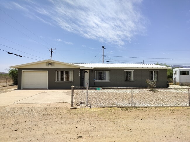 Primary Photo - 915 W Helen St