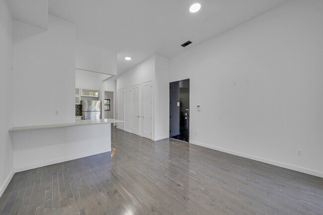 Building Photo - 1106 Halsey St
