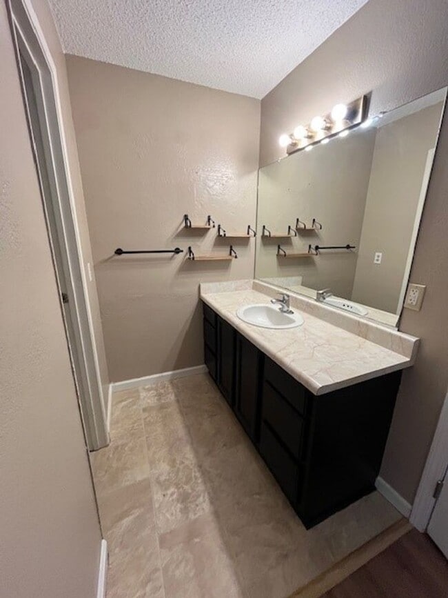 Building Photo - 5725 Sage Dr