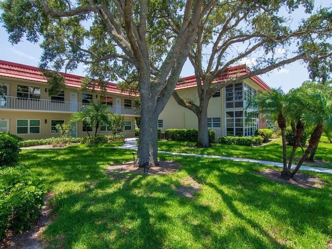 Building Photo - 8 Vista Palm Ln