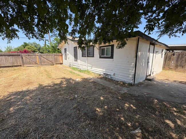 Building Photo - Spacious Dinuba Home Rent Ready!