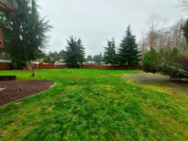 Building Photo - 4 bedroom 2.75 bath, Huge Fenced Yard with Landscaping Included!!