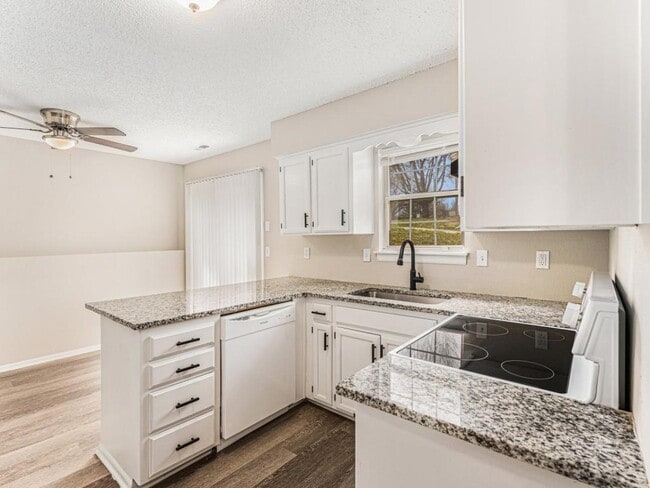 Building Photo - 810 SW Pinebrook Village Ct