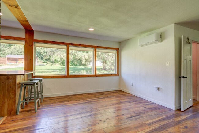Building Photo - 3 Bed 2 Bath on West Beach