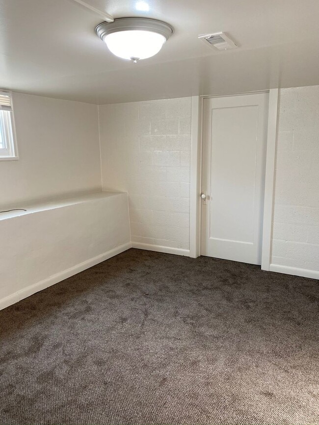 Building Photo - 6 bedroom 2 bath home